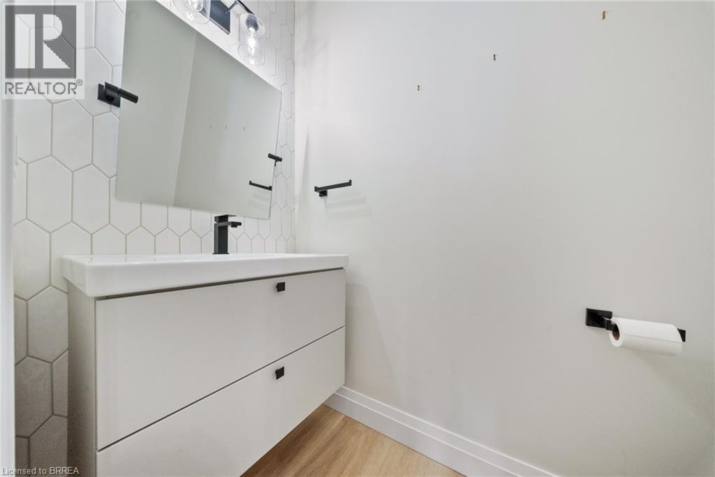 32 Arlington Parkway, Paris, ON - Indoor Photo Showing Bathroom