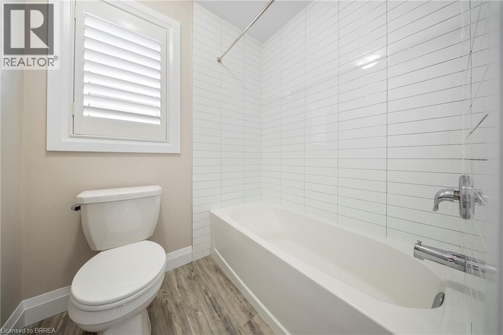 32 Arlington Parkway, Paris, ON - Indoor Photo Showing Bathroom