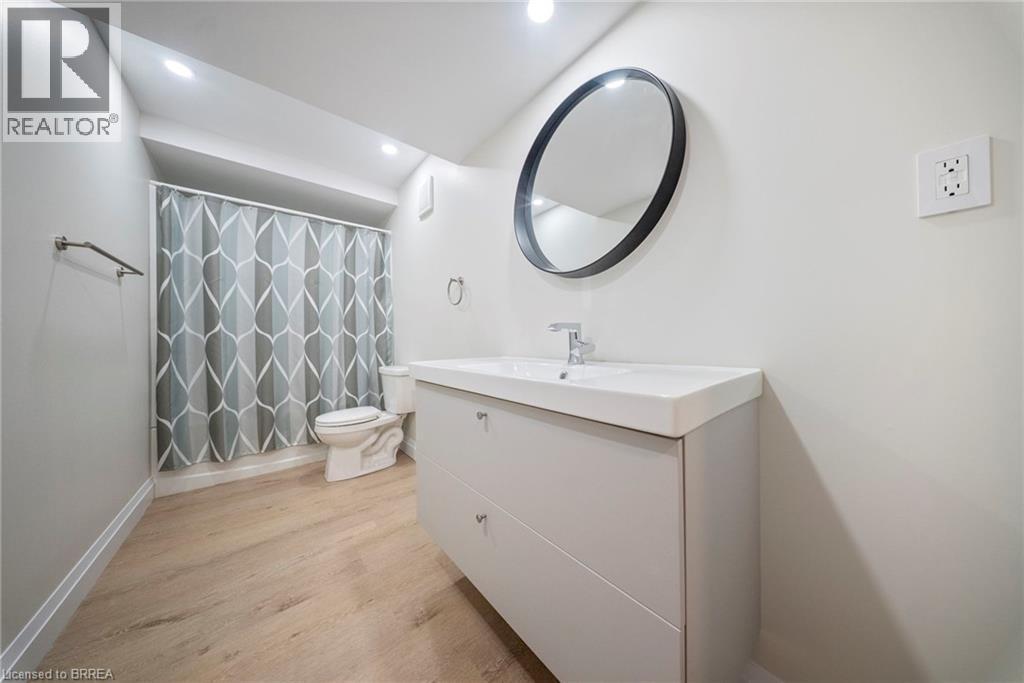 32 Arlington Parkway, Paris, ON - Indoor Photo Showing Bathroom