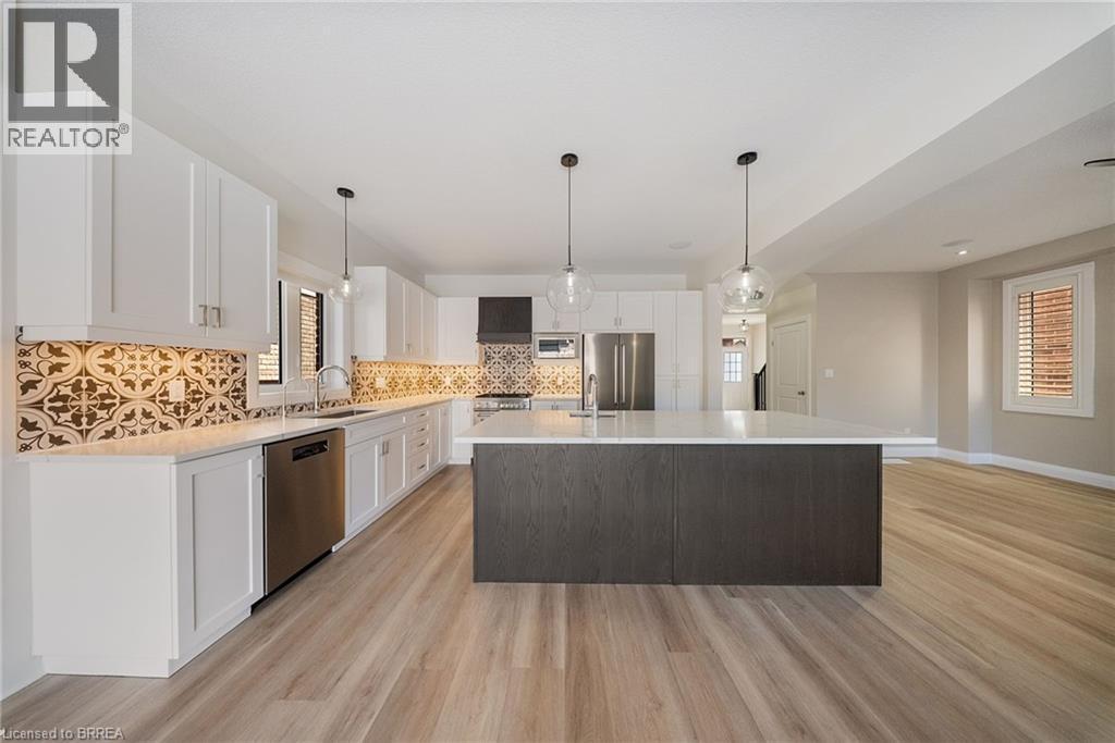 32 Arlington Parkway, Paris, ON - Indoor Photo Showing Kitchen With Upgraded Kitchen