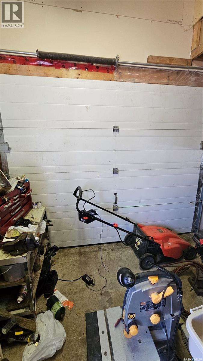 6 Driftwood Lane, Barney'S Bay Struthers Lake, Struthers Lake, SK - Indoor Photo Showing Garage