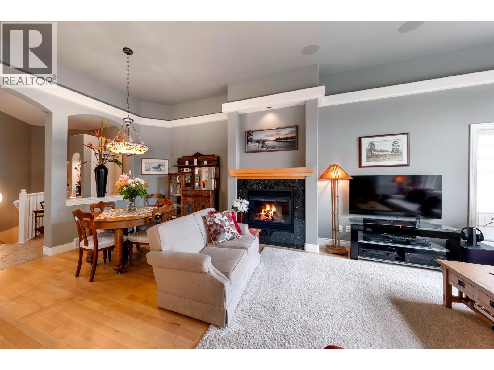4520 Gallaghers Lookout Unit# 4, Kelowna, BC - Indoor Photo Showing Living Room With Fireplace