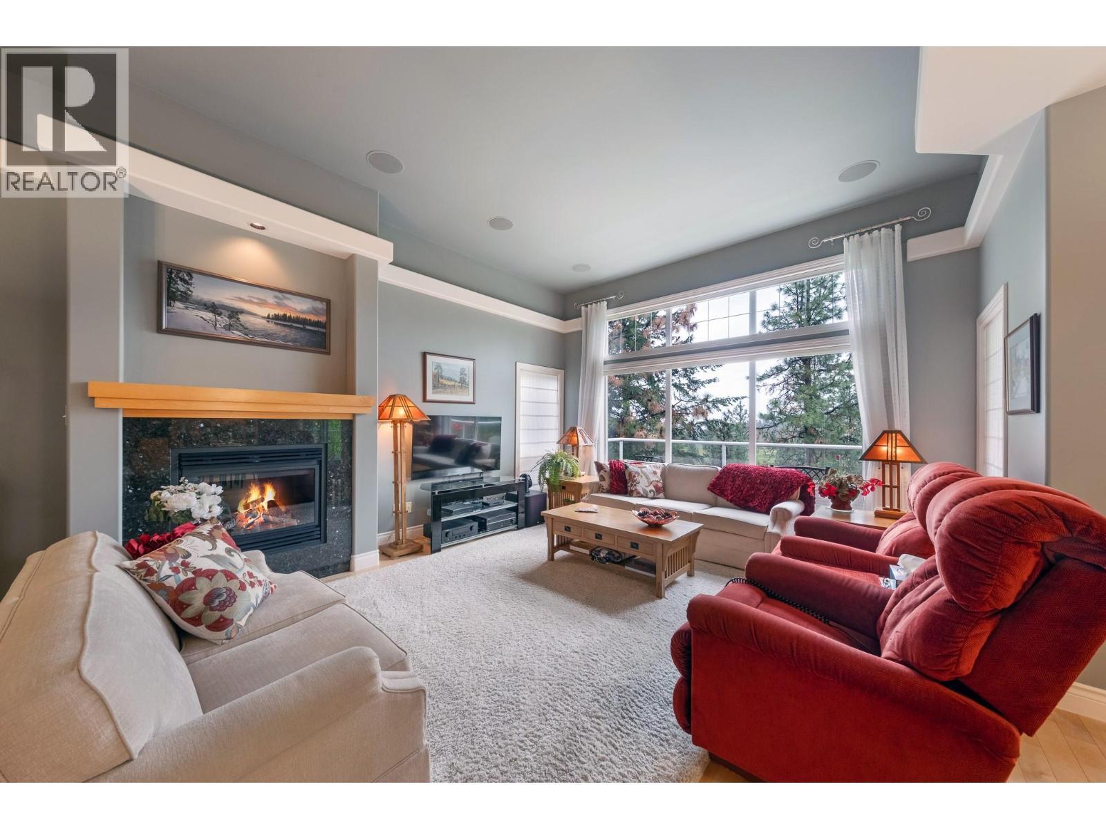 4520 Gallaghers Lookout Unit# 4, Kelowna, BC - Indoor Photo Showing Living Room With Fireplace
