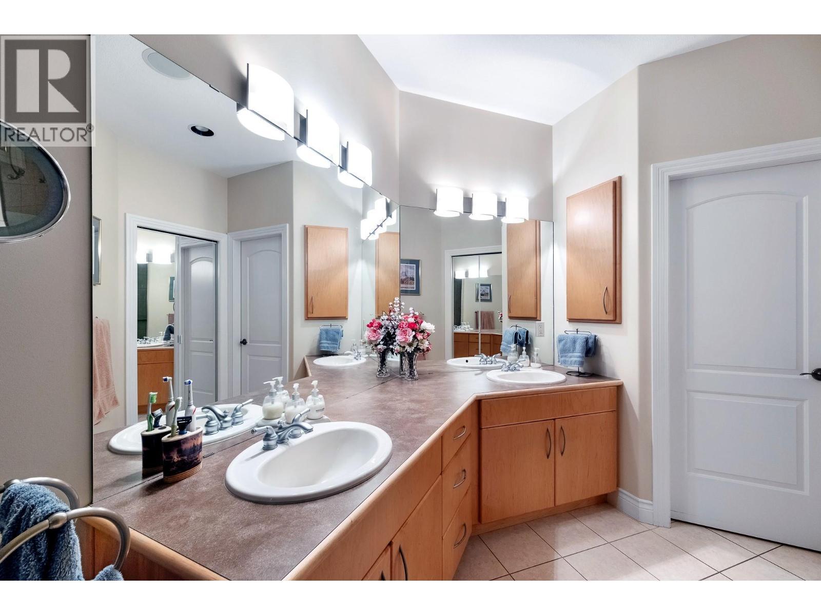 4520 Gallaghers Lookout Unit# 4, Kelowna, BC - Indoor Photo Showing Bathroom