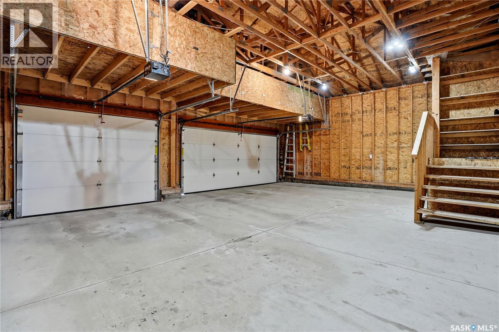 2431 Linner Bay, Regina, SK - Indoor Photo Showing Garage