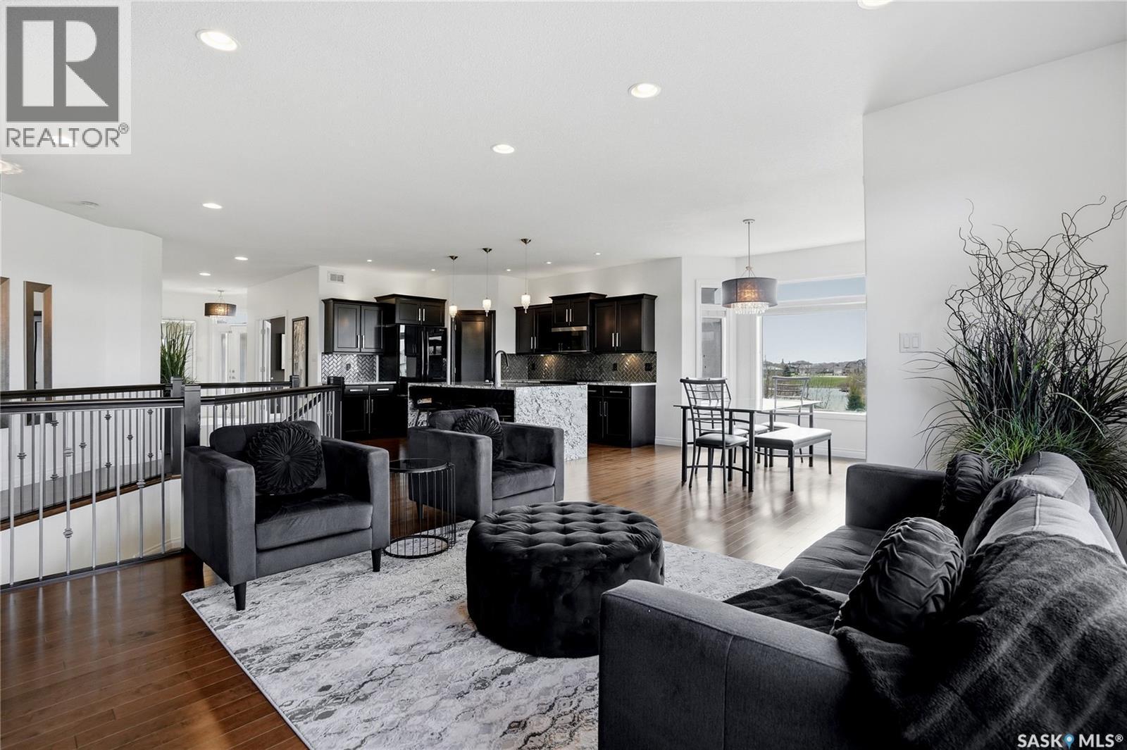 2431 Linner Bay, Regina, SK - Indoor Photo Showing Living Room