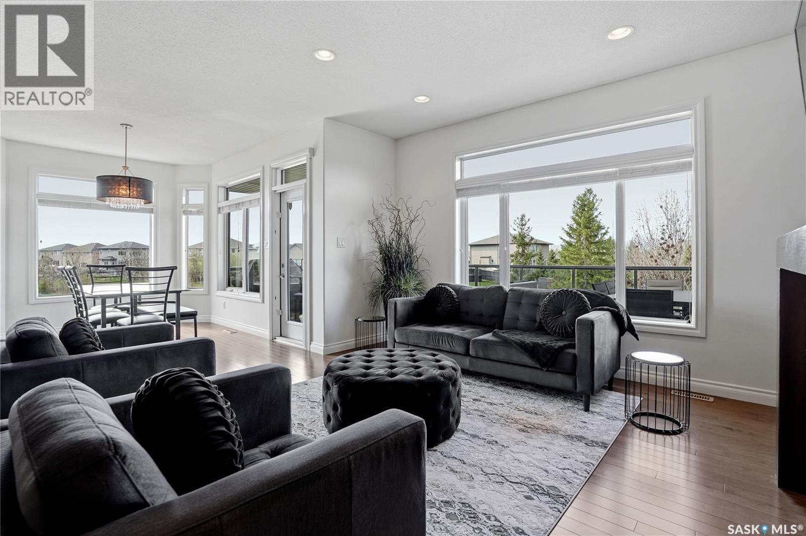 2431 Linner Bay, Regina, SK - Indoor Photo Showing Living Room