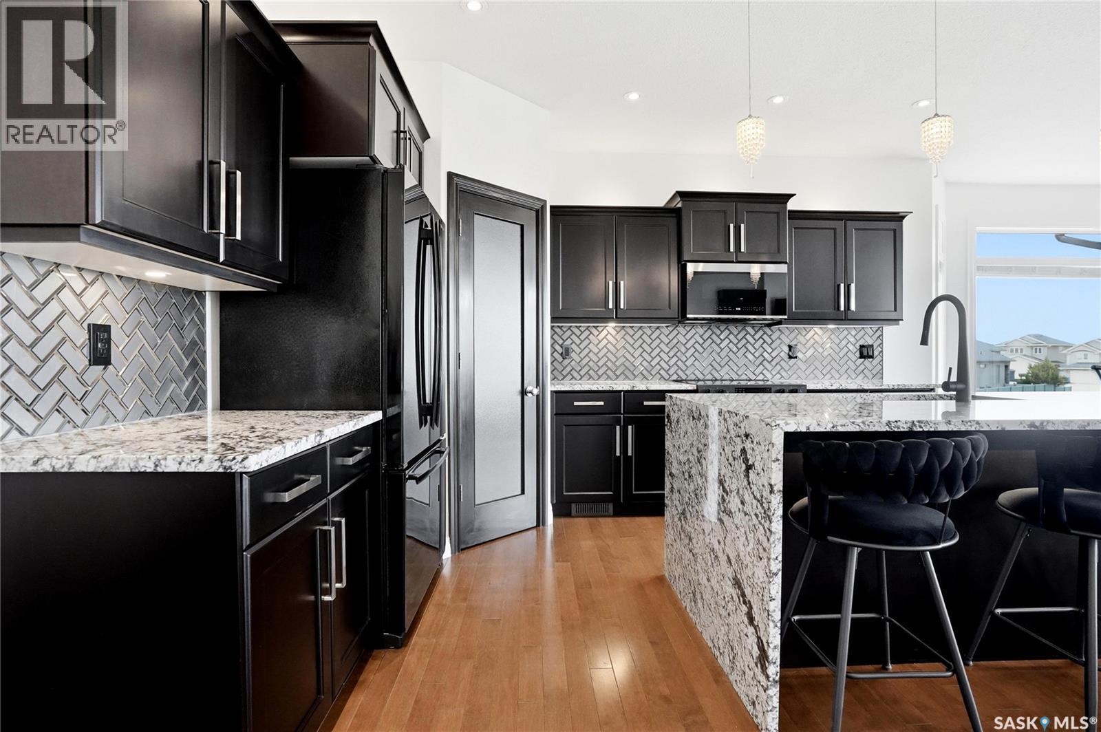 2431 Linner Bay, Regina, SK - Indoor Photo Showing Kitchen With Upgraded Kitchen