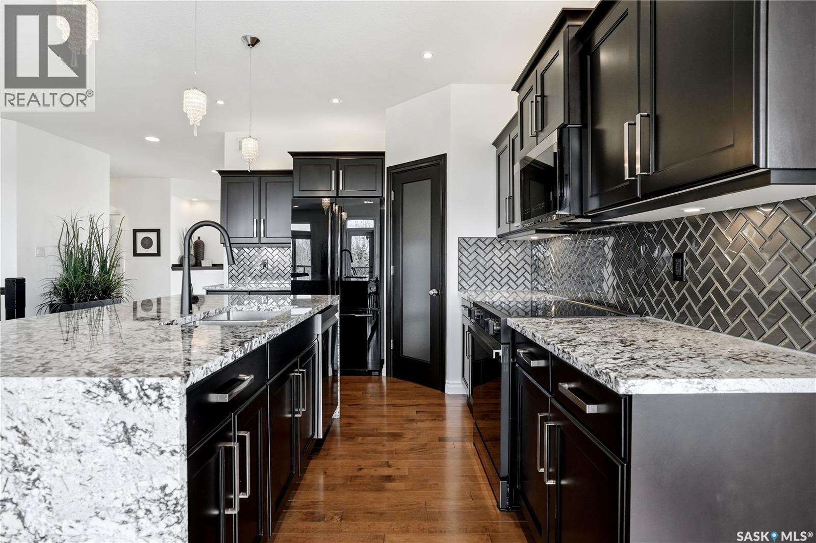 2431 Linner Bay, Regina, SK - Indoor Photo Showing Kitchen With Upgraded Kitchen