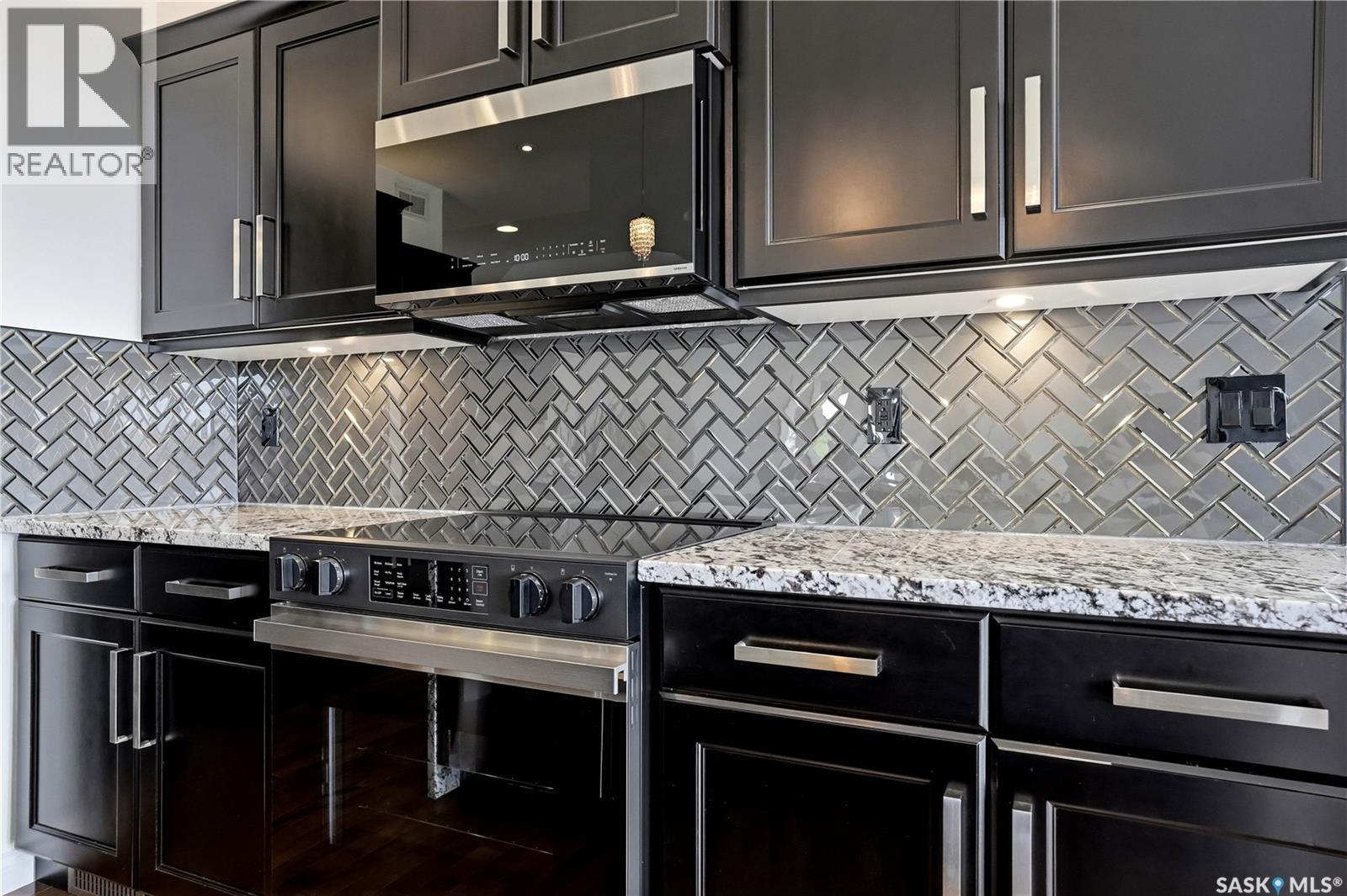 2431 Linner Bay, Regina, SK - Indoor Photo Showing Kitchen With Upgraded Kitchen