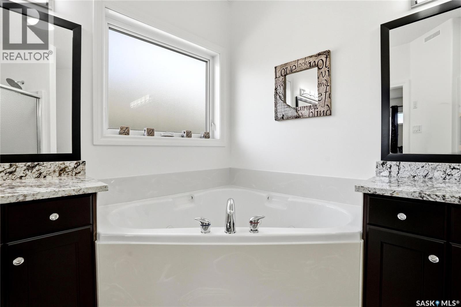 2431 Linner Bay, Regina, SK - Indoor Photo Showing Bathroom