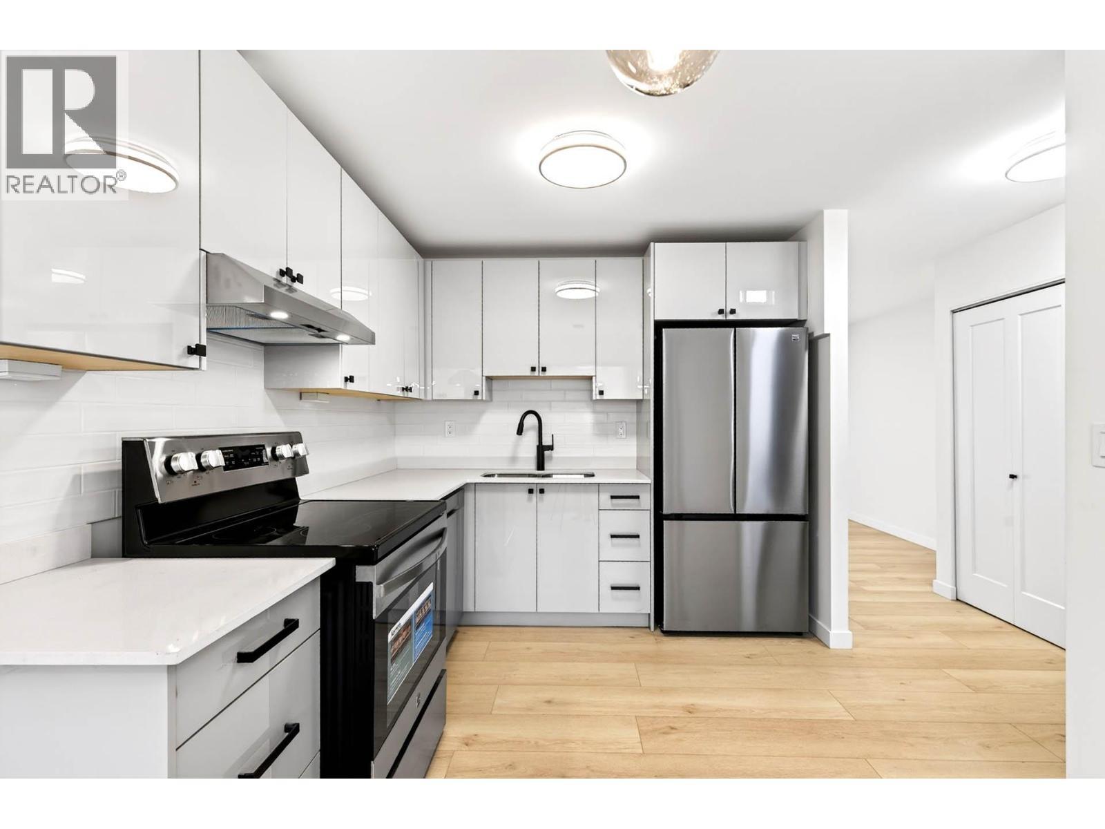 1946 Tranquille Road Unit# 9, Kamloops, BC - Indoor Photo Showing Kitchen With Upgraded Kitchen