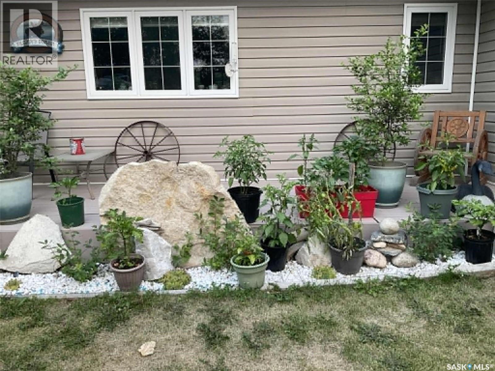 120 1St Avenue E, Love, SK - Outdoor