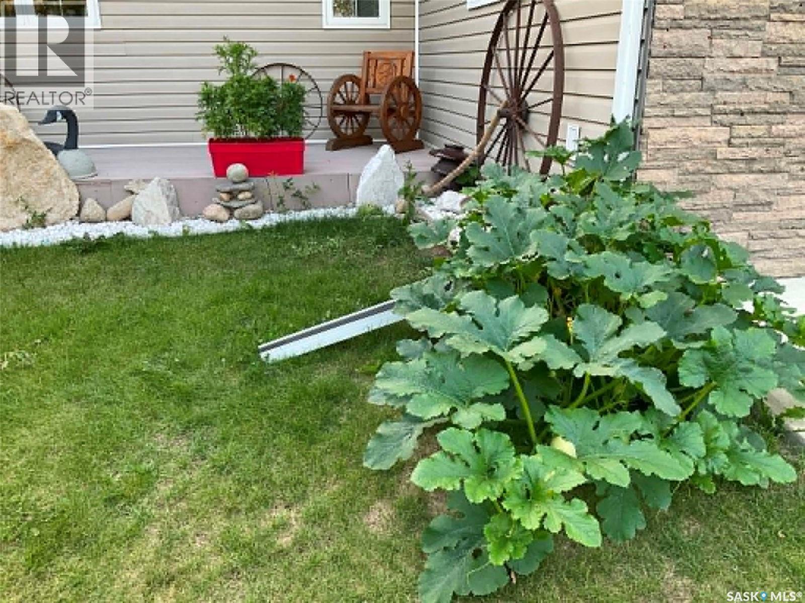 120 1St Avenue E, Love, SK - Outdoor