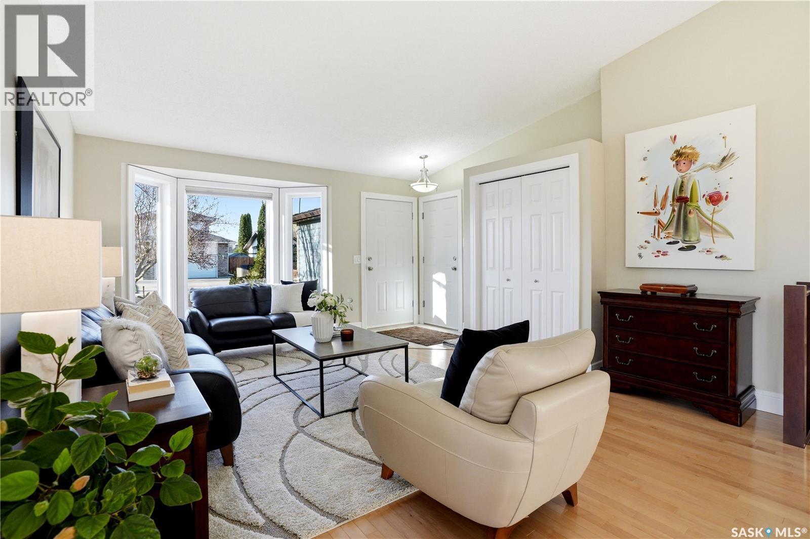239 Scissons Court, Saskatoon, SK - Indoor Photo Showing Living Room