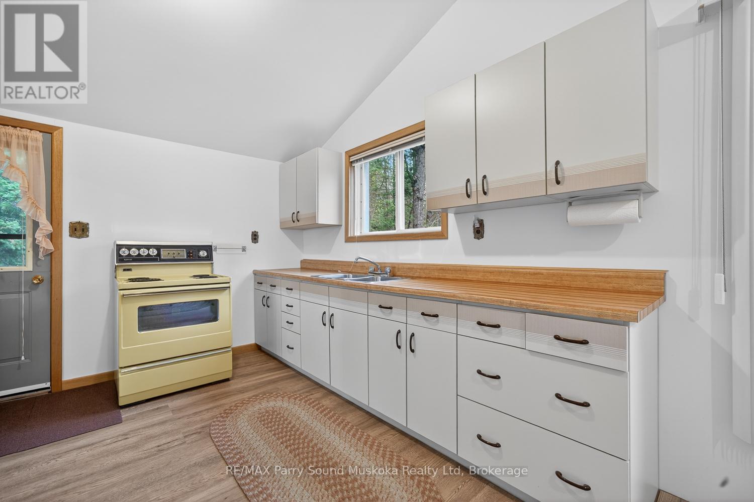 37 Smithpine Crescent, Mckellar, ON - Indoor Photo Showing Kitchen With Double Sink