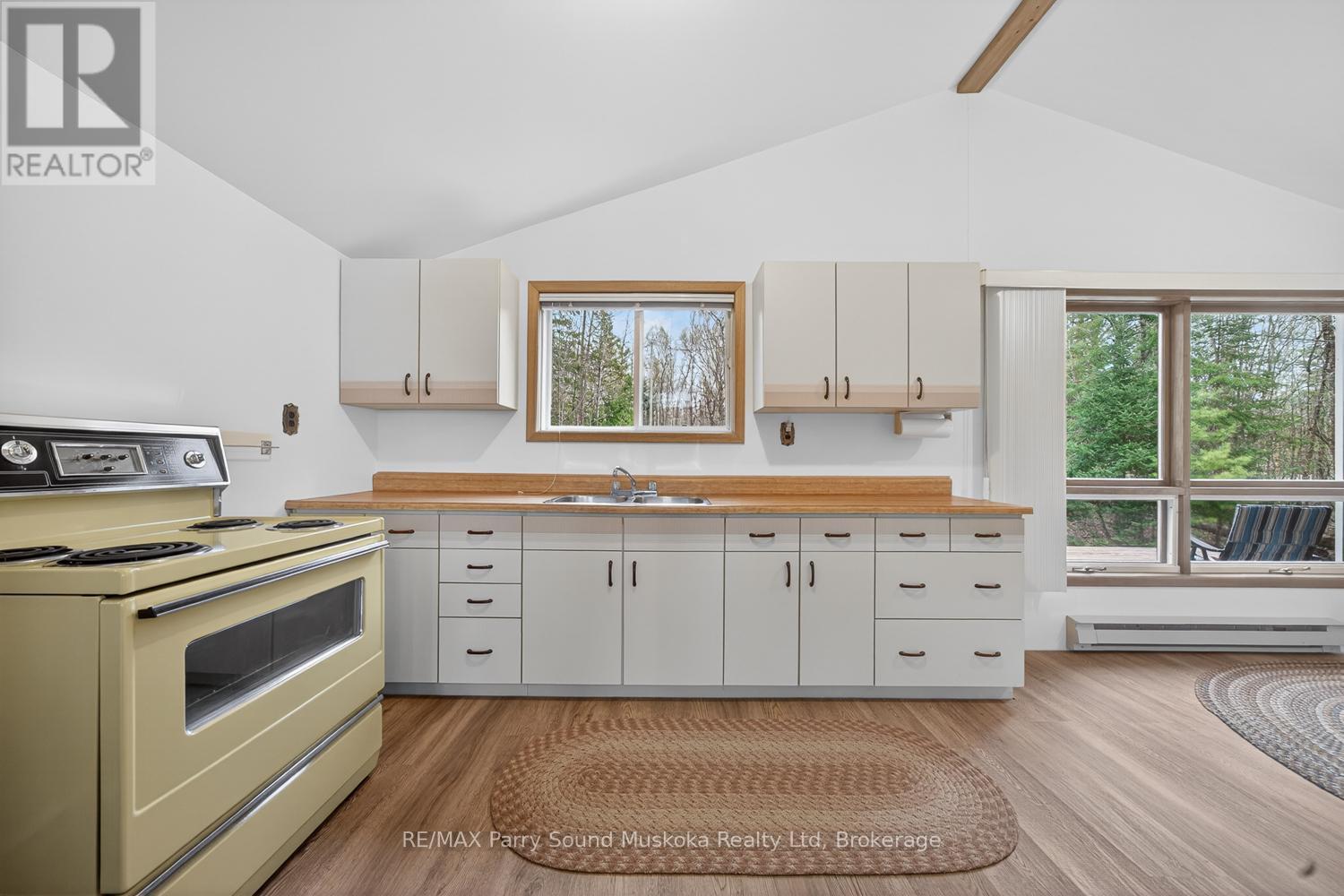 37 Smithpine Crescent, Mckellar, ON - Indoor Photo Showing Kitchen With Double Sink