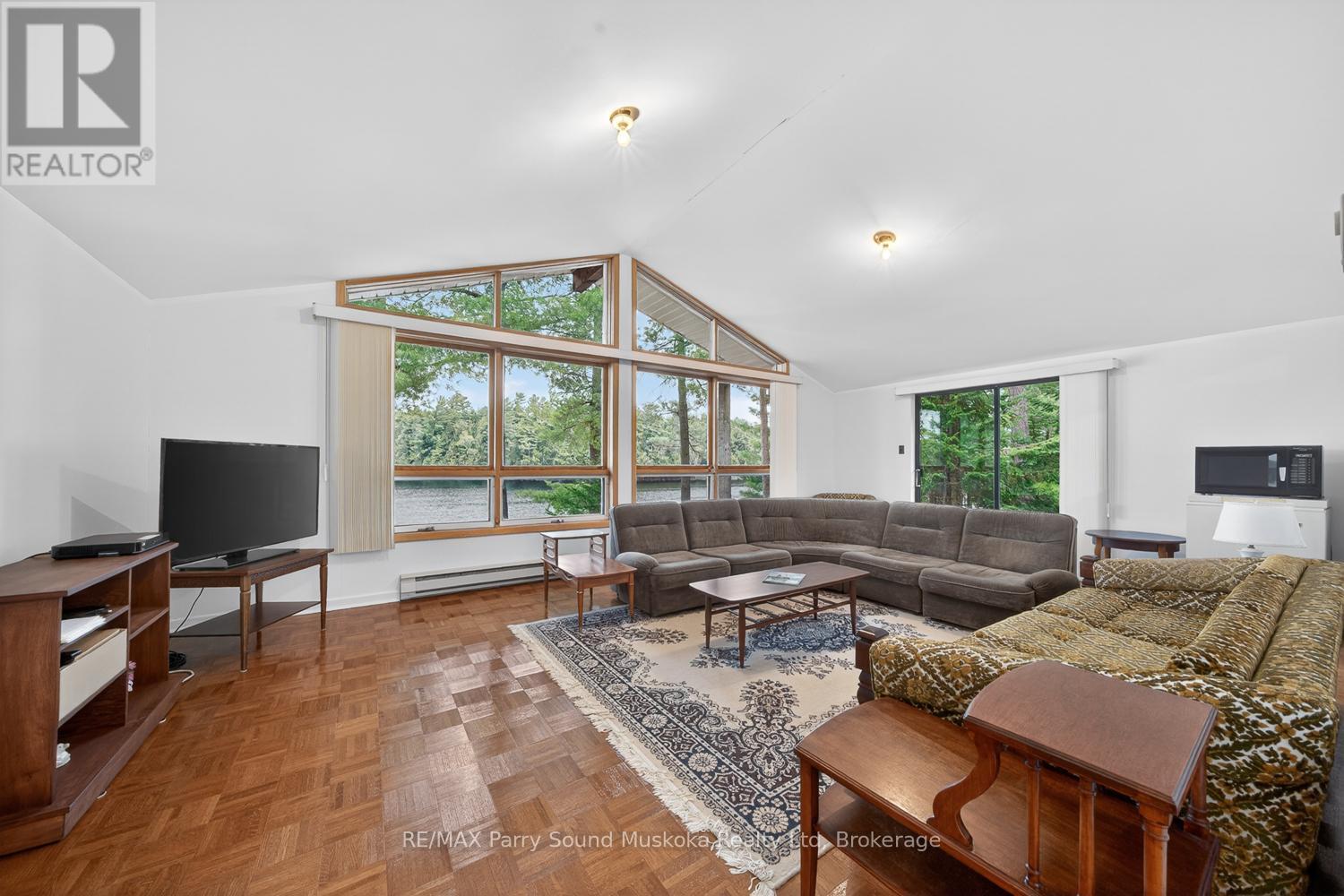 37 Smithpine Crescent, Mckellar, ON - Indoor Photo Showing Living Room