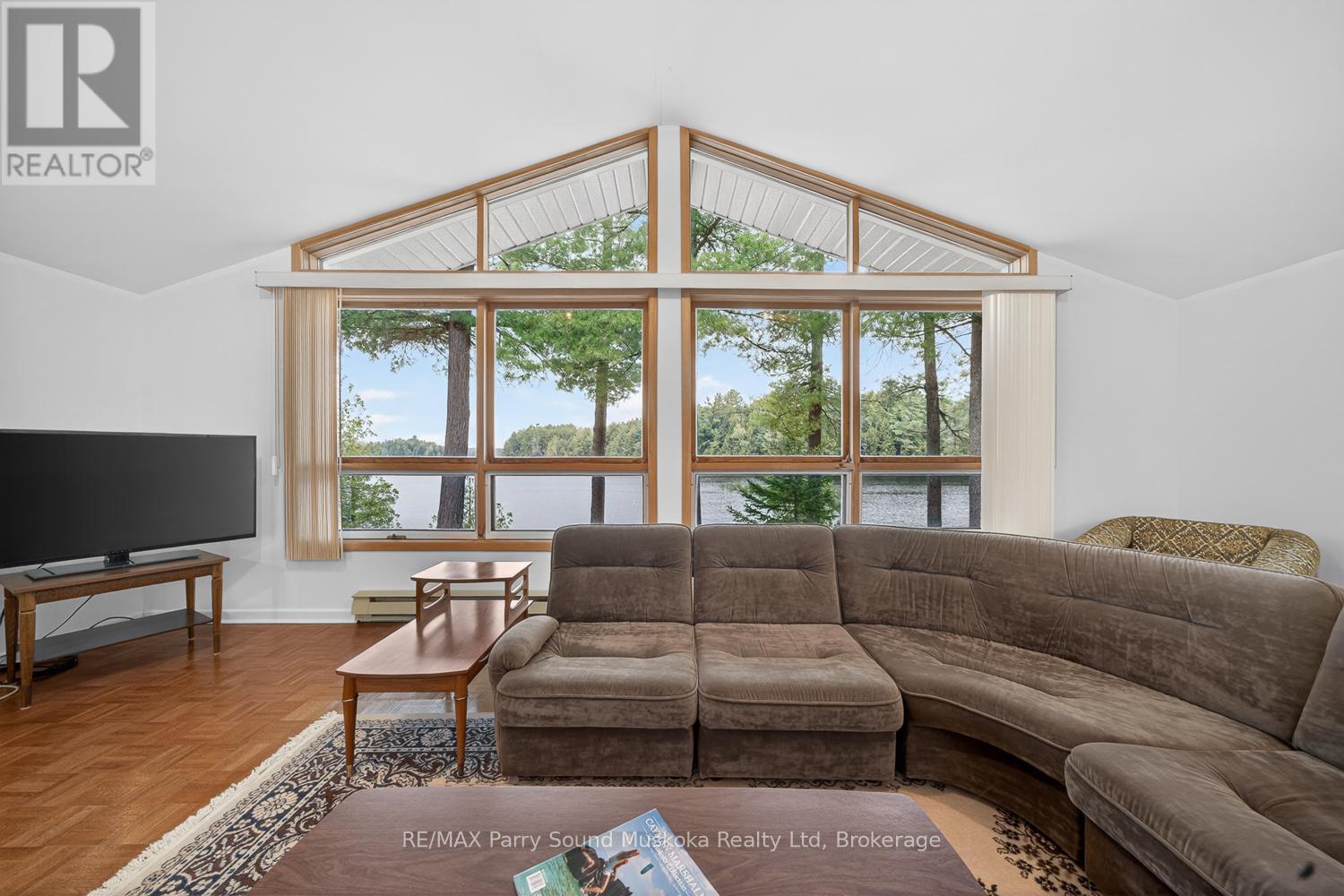 37 Smithpine Crescent, Mckellar, ON - Indoor Photo Showing Living Room