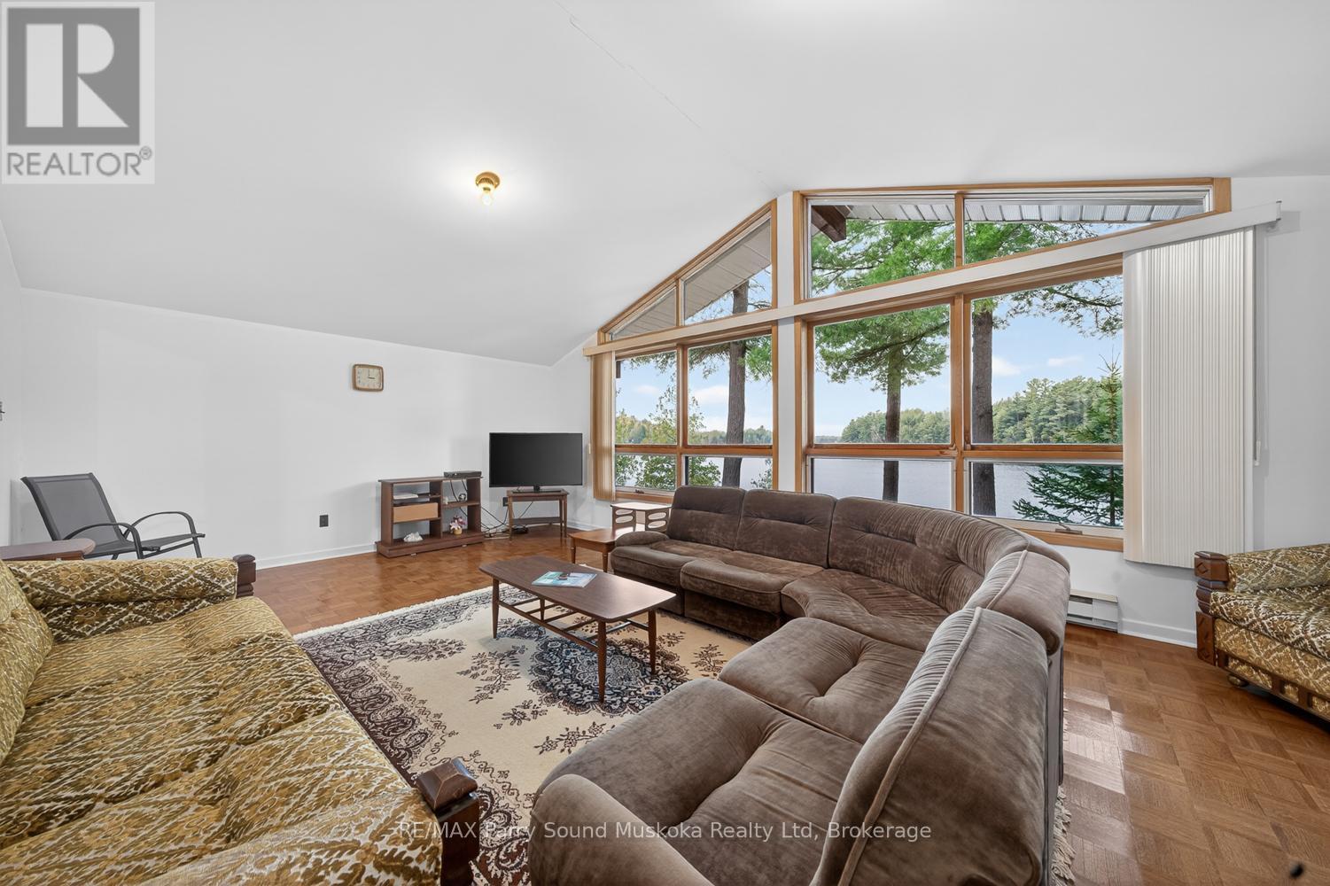 37 Smithpine Crescent, Mckellar, ON - Indoor Photo Showing Living Room