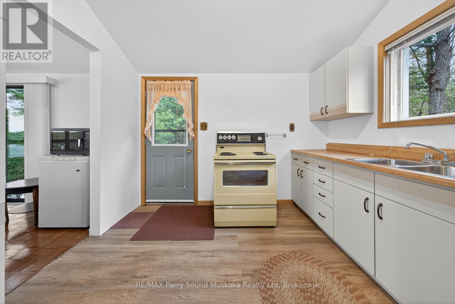 37 Smithpine Crescent, Mckellar, ON - Indoor Photo Showing Kitchen With Double Sink