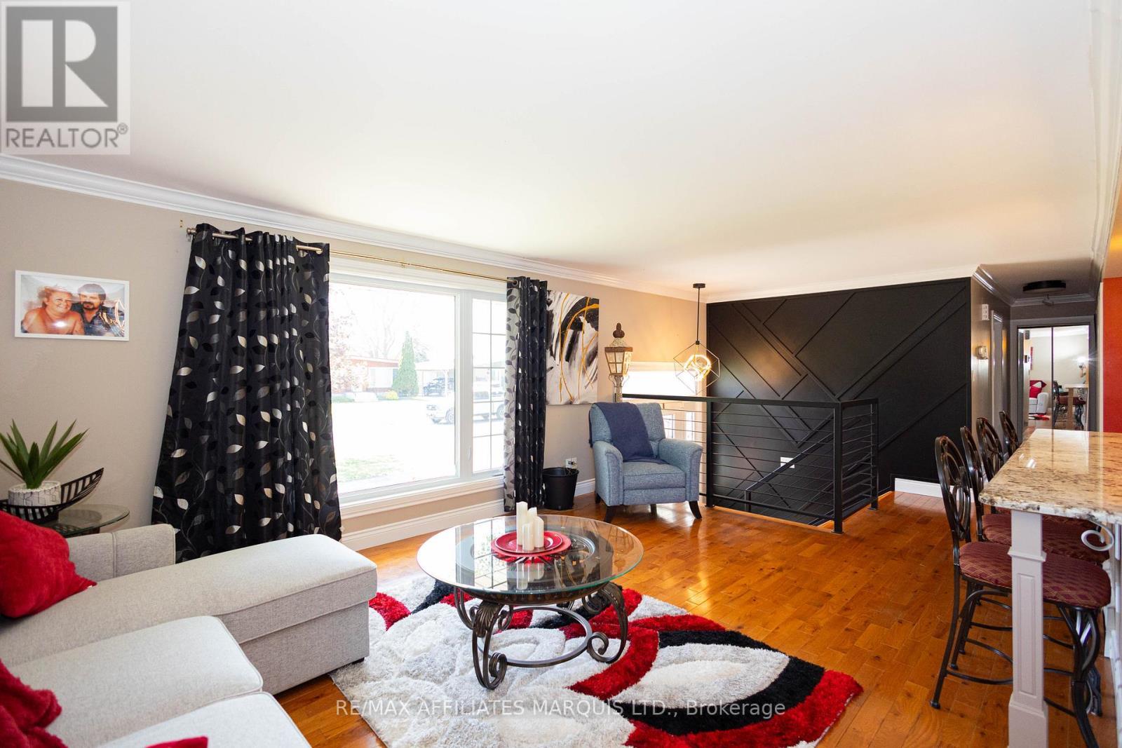 420 Beach Avenue, Cornwall, ON - Indoor Photo Showing Living Room