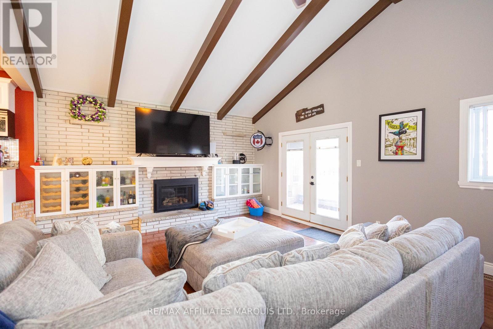 420 Beach Avenue, Cornwall, ON - Indoor Photo Showing Living Room With Fireplace