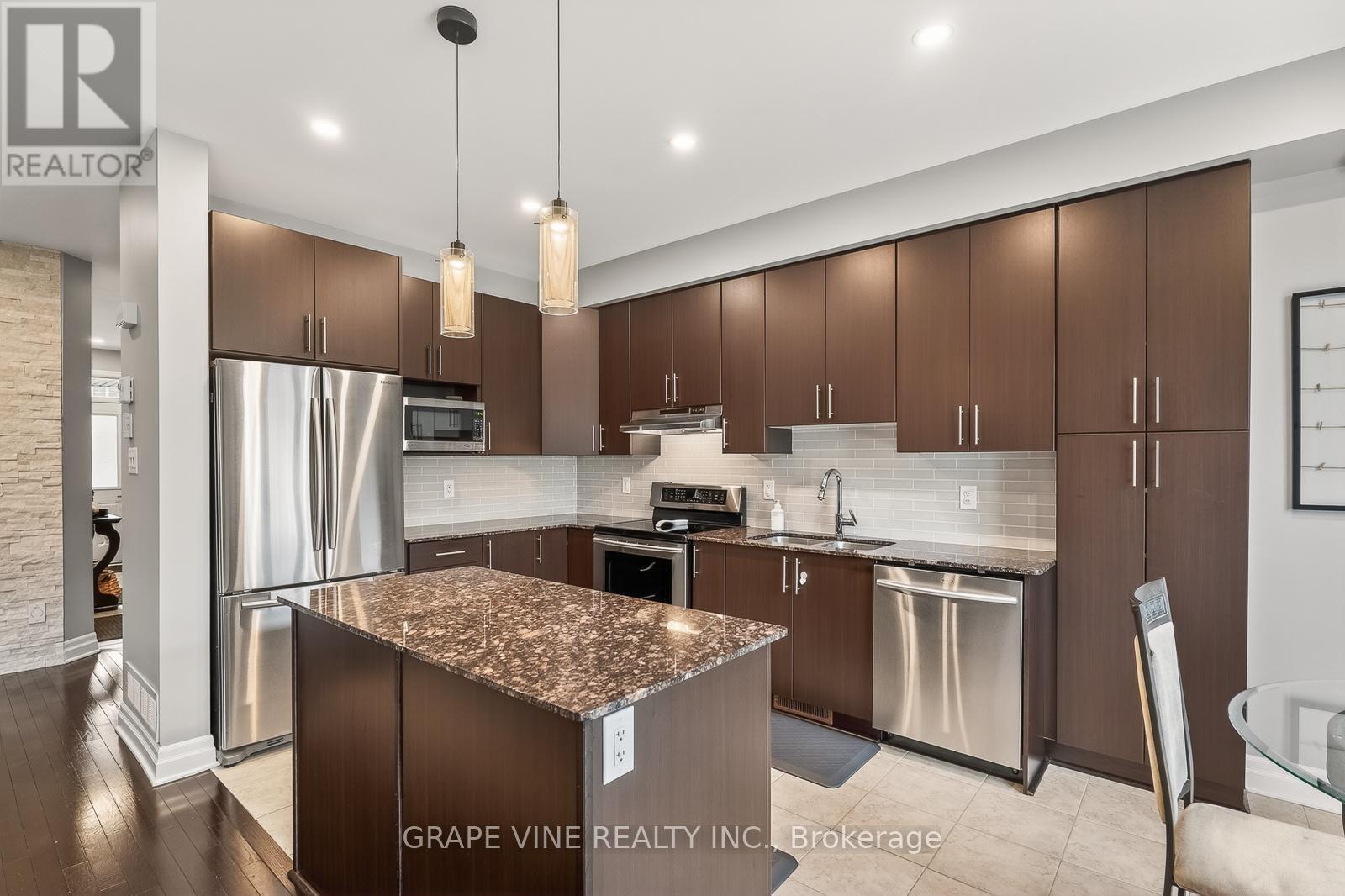 112 Hawkshaw Crescent, Ottawa, ON - Indoor Photo Showing Kitchen With Stainless Steel Kitchen With Upgraded Kitchen