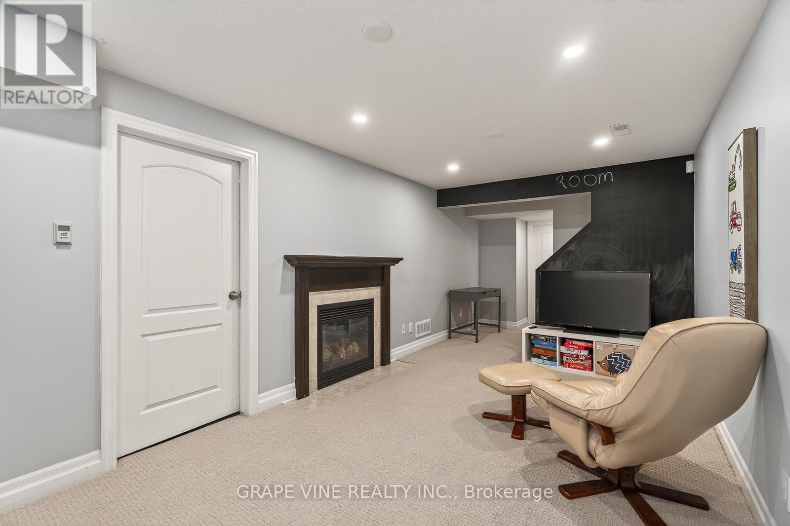 112 Hawkshaw Crescent, Ottawa, ON - Indoor With Fireplace