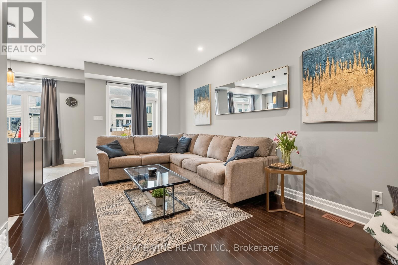 112 Hawkshaw Crescent, Ottawa, ON - Indoor Photo Showing Living Room