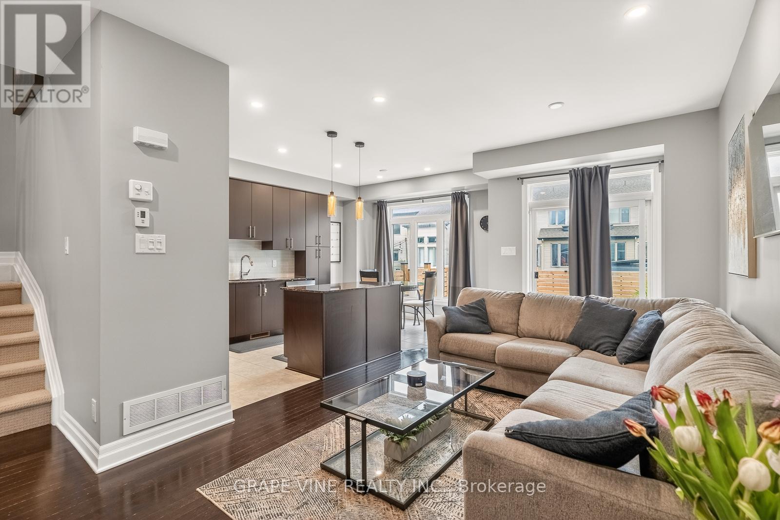 112 Hawkshaw Crescent, Ottawa, ON - Indoor Photo Showing Living Room