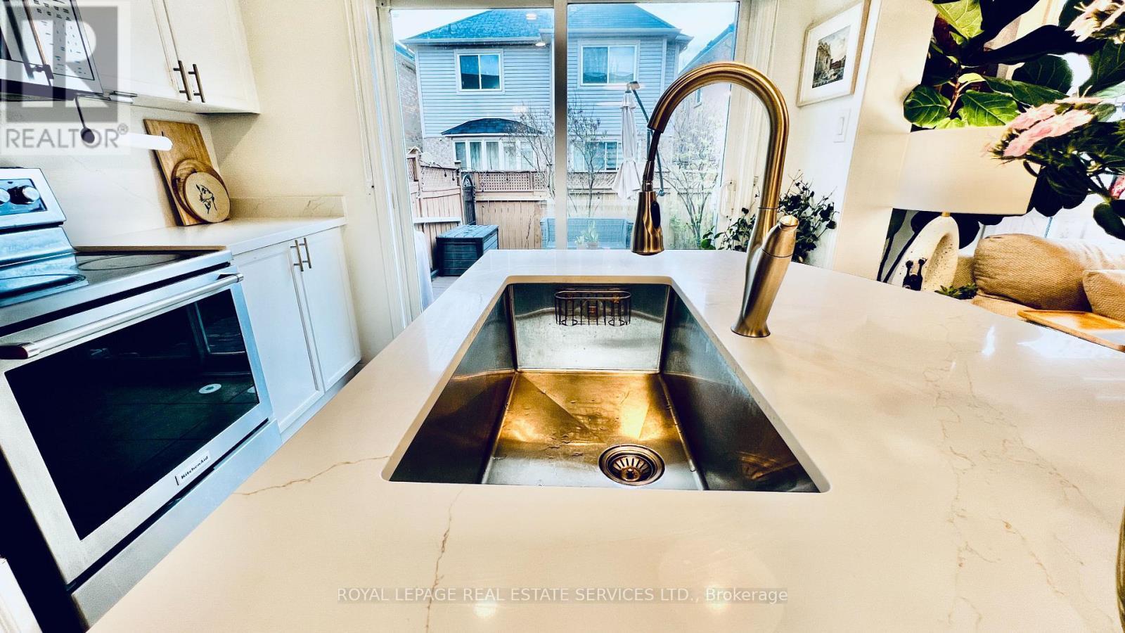 Upgraded Kitchen w breakfast bar - 906 Burrows Gate, Milton, ON - Indoor Photo Showing Kitchen