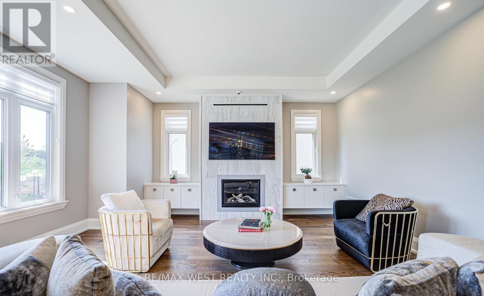 2194 Haygate Crescent, Mississauga, ON - Indoor Photo Showing Living Room With Fireplace