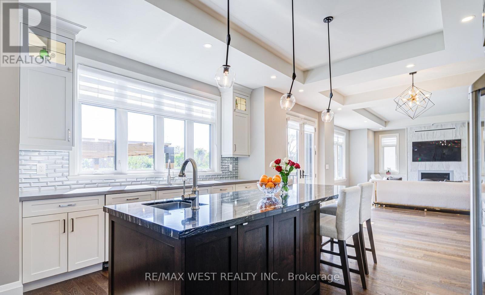 2194 Haygate Crescent, Mississauga, ON - Indoor Photo Showing Kitchen With Upgraded Kitchen
