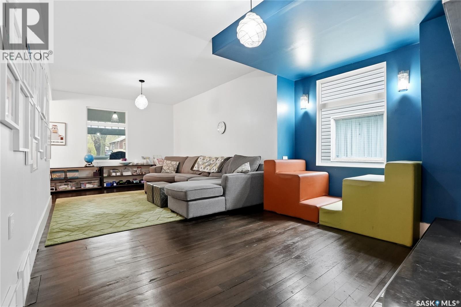 316 E Avenue N, Saskatoon, SK - Indoor Photo Showing Living Room