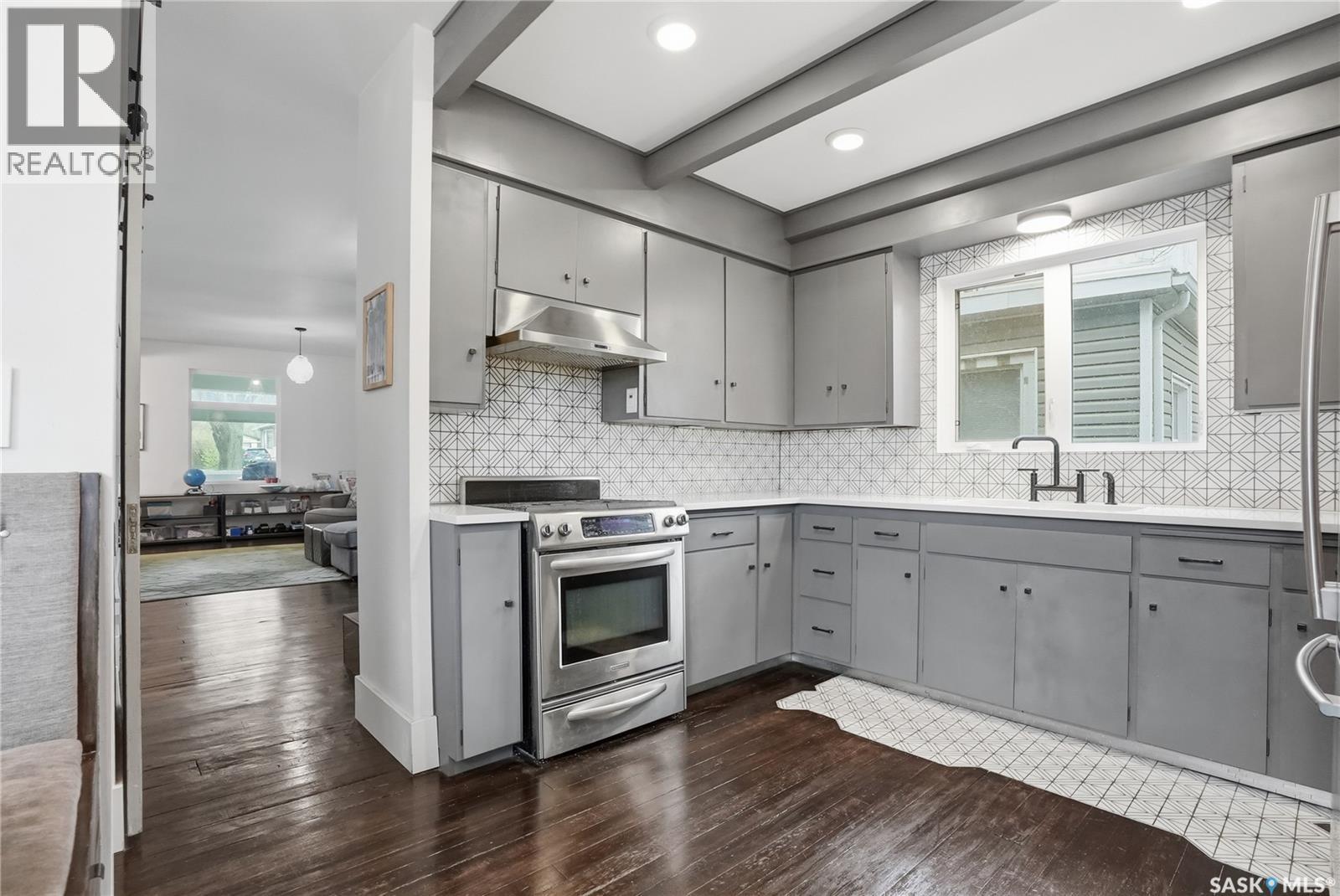 316 E Avenue N, Saskatoon, SK - Indoor Photo Showing Kitchen With Upgraded Kitchen