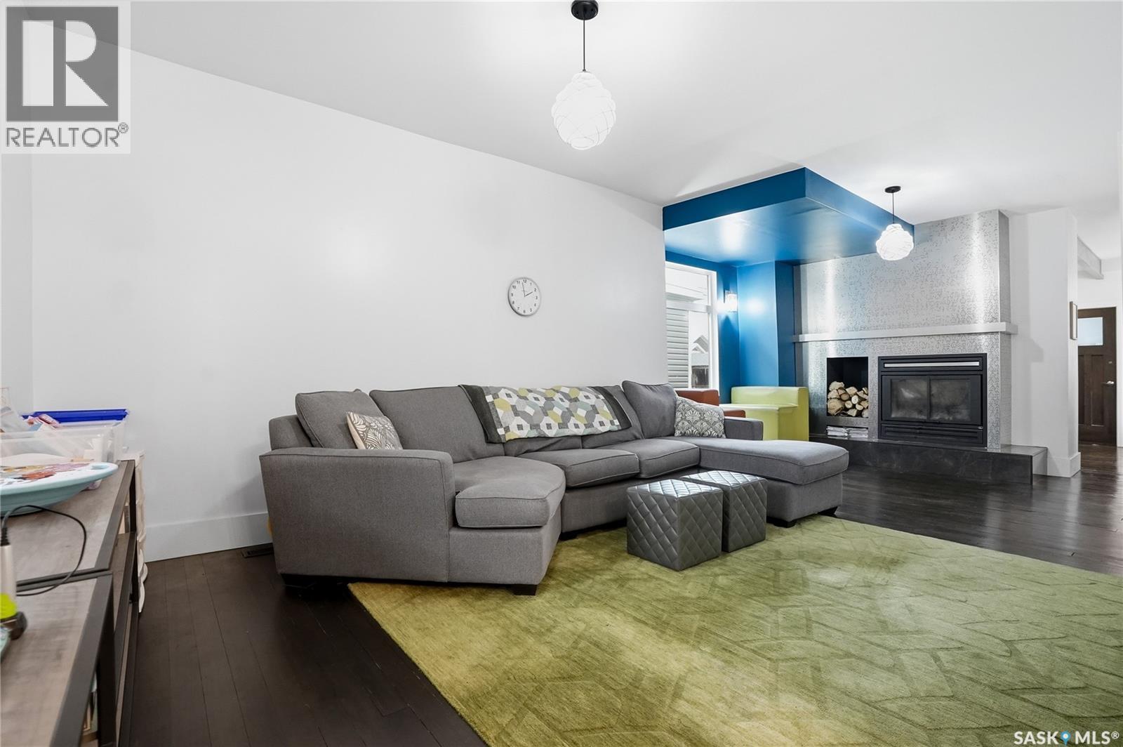 316 E Avenue N, Saskatoon, SK - Indoor Photo Showing Living Room With Fireplace