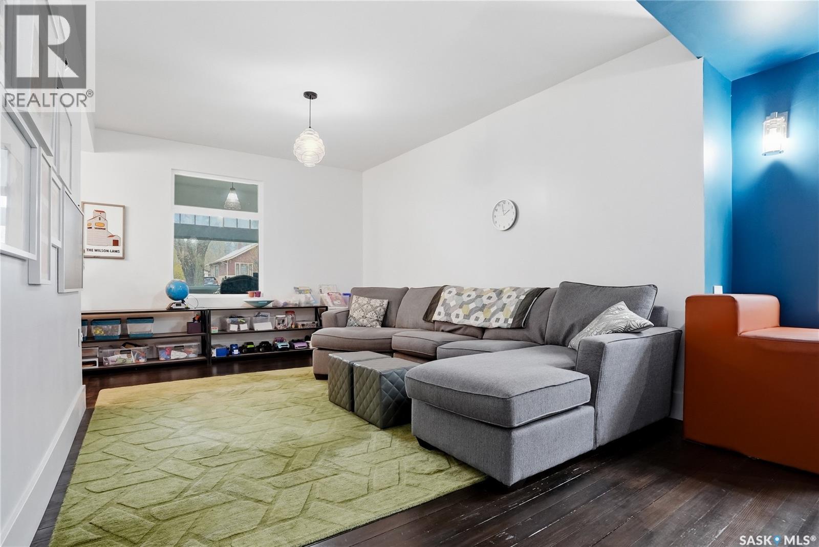 316 E Avenue N, Saskatoon, SK - Indoor Photo Showing Living Room