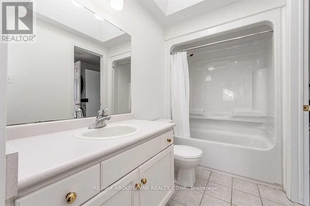 Main - 51 Boulder Crescent, Guelph, ON - Indoor Photo Showing Bathroom