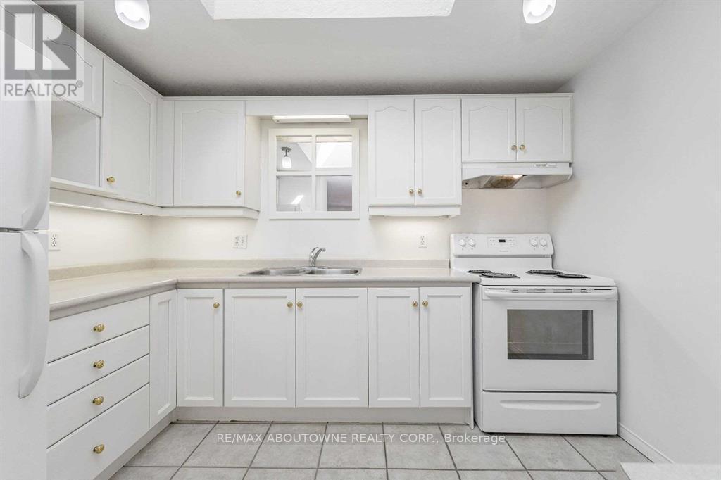 Main - 51 Boulder Crescent, Guelph, ON - Indoor Photo Showing Kitchen With Double Sink