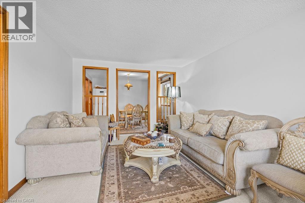 140 Solomon Crescent, Hamilton, ON - Indoor Photo Showing Living Room