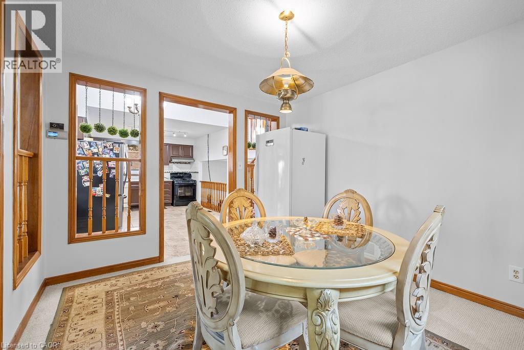140 Solomon Crescent, Hamilton, ON - Indoor Photo Showing Dining Room