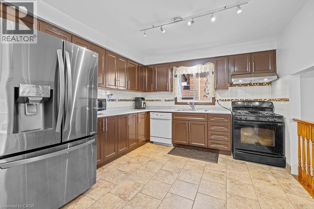 140 Solomon Crescent, Hamilton, ON - Indoor Photo Showing Kitchen