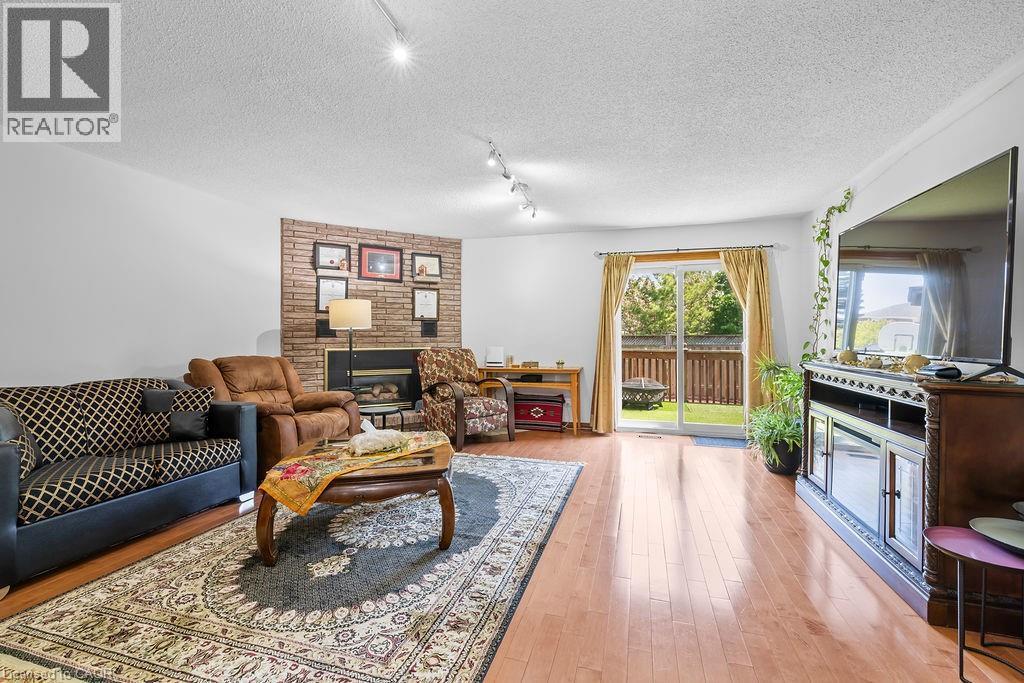 140 Solomon Crescent, Hamilton, ON - Indoor Photo Showing Living Room With Fireplace