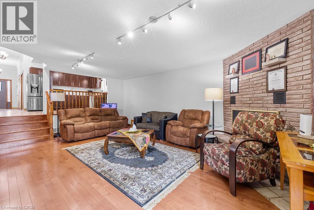 140 Solomon Crescent, Hamilton, ON - Indoor Photo Showing Living Room
