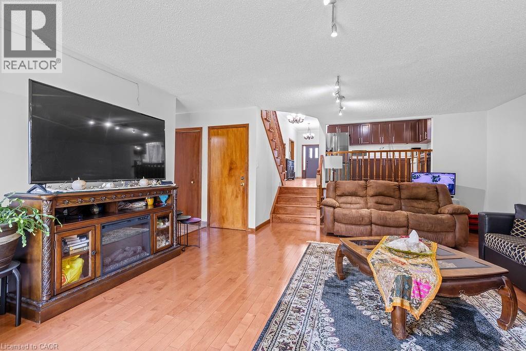 140 Solomon Crescent, Hamilton, ON - Indoor Photo Showing Living Room