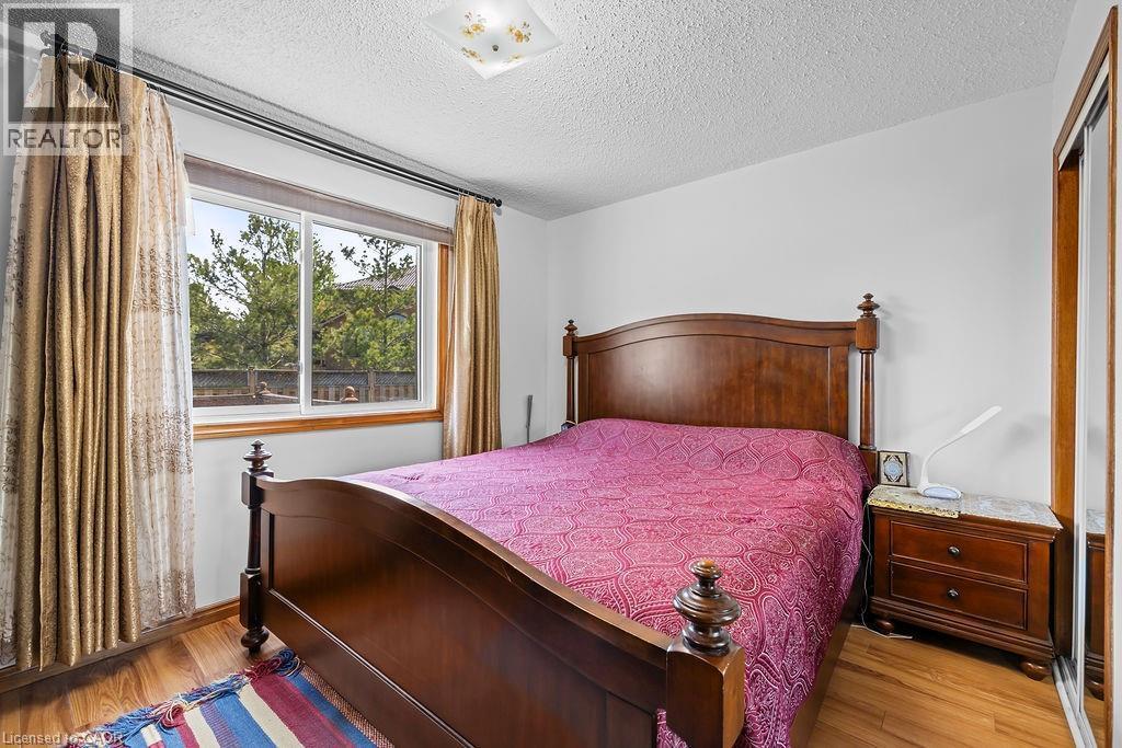 140 Solomon Crescent, Hamilton, ON - Indoor Photo Showing Bedroom