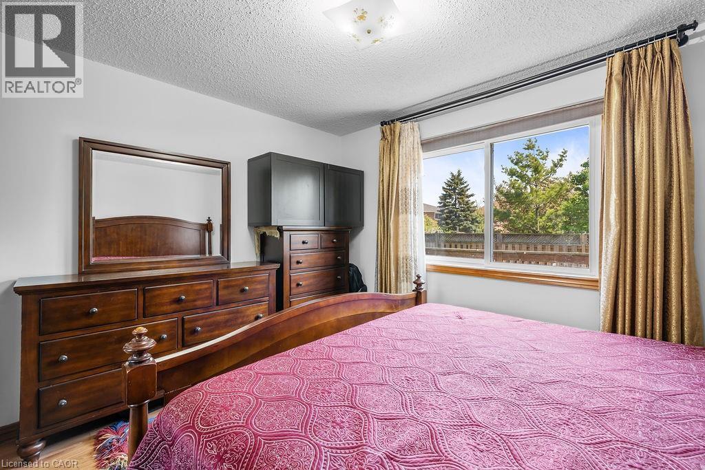140 Solomon Crescent, Hamilton, ON - Indoor Photo Showing Bedroom