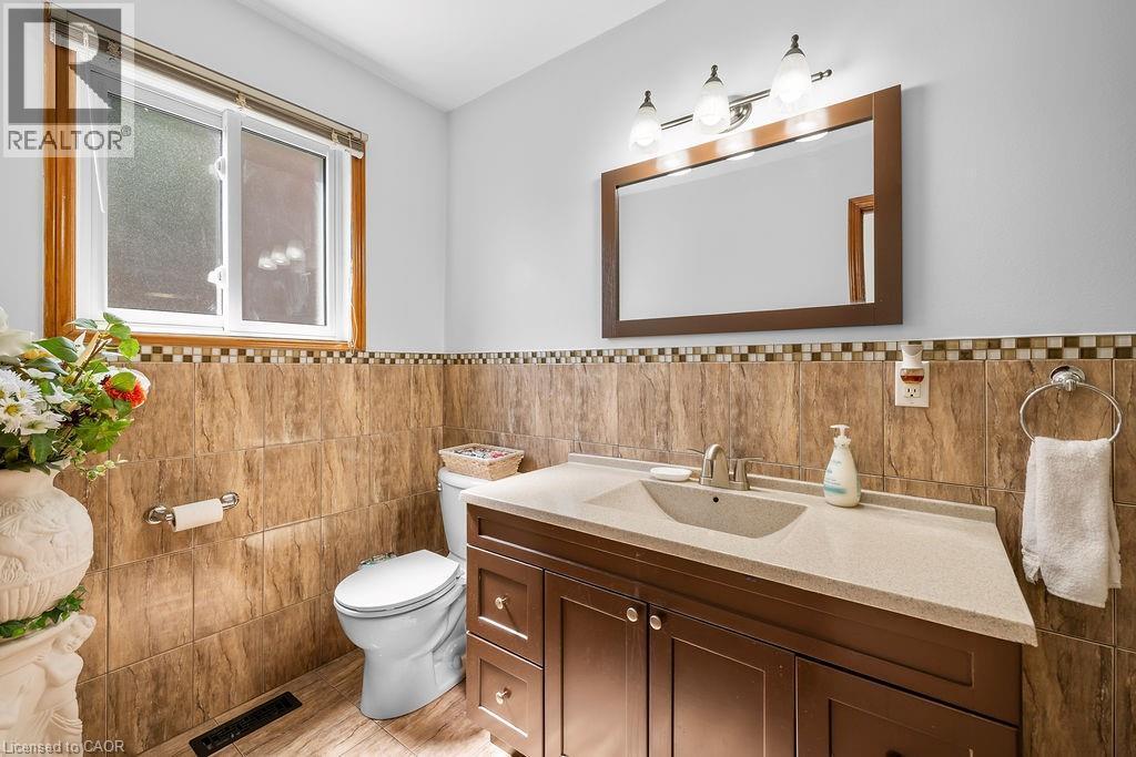 140 Solomon Crescent, Hamilton, ON - Indoor Photo Showing Bathroom
