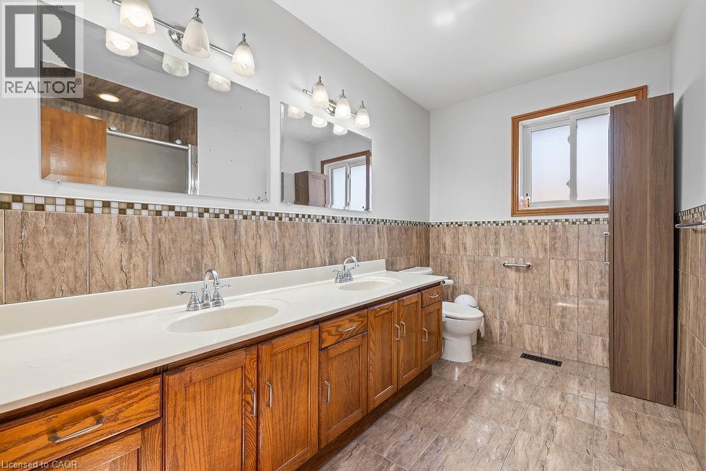 140 Solomon Crescent, Hamilton, ON - Indoor Photo Showing Bathroom